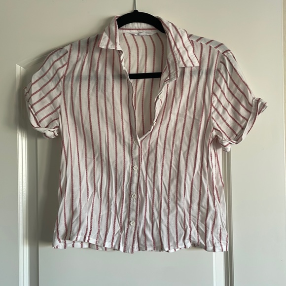 Simple stripped top. Cute with high waisted jeans and a messy curled pony. - Picture 1 of 1